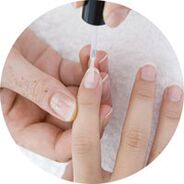 pag-apply sa nail polish sa pagtambal sa nail fungus